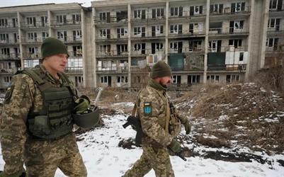 شرق أوكرانيا ..التوتر يصل ذروته وانفصاليون مدعومون من موسكو يخلون السكان من المنطقة