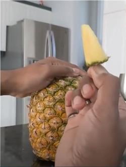 طريقة سهلة لتناول لُب ثمرة الأناناس دون تقطيعها أو تقشيرها (فيديو)