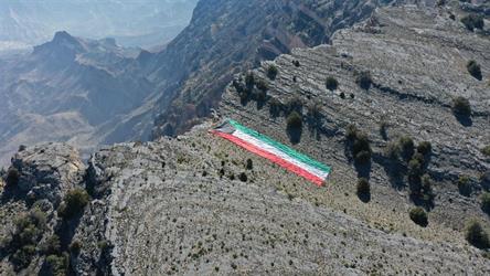 الكويت تدخل موسوعة “غينيس” بتنصيب أكبر علم في أعلى قمة جبلية بالوطن العربي