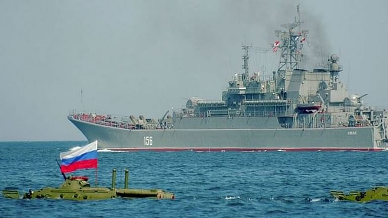 20 سفينة روسية تجري مناورات عسكرية في بحر قزوين