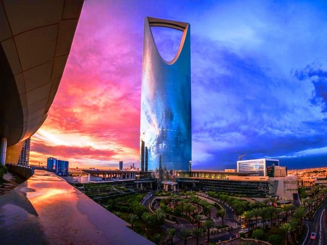 أبراج الرياض تكتسي باللون الذهبي تزامناً مع اليوم العالمي لسرطان الأطفال