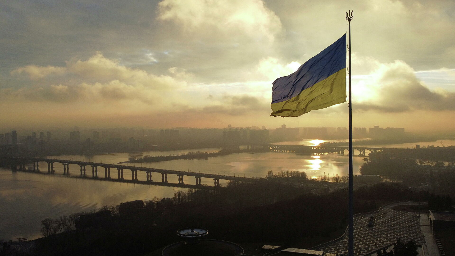 أوكرانيا تعلن حالة الطوارئ لمدة 30 يوماً