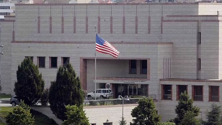 السفارة الأمريكية لدى اليمن  تعلن احتجاز الحوثيين أحد موظفيها