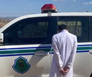 القبض على مواطن أوقف حافلة واعتدى على سائقها وصدمه بمركبته بالمدينة المنورة (فيديو)