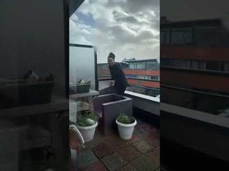 طاولة متطايرة بسبب العاصفة “يونيس” كادت أن تصيب امرأة في هولندا