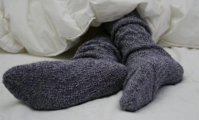 طبيب يحذر من النوم بالجوارب ويقدم طريقة بسيطة لتدفئة القدمين