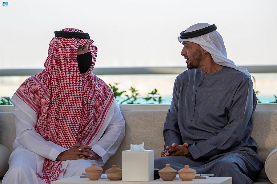 وزير الداخلية يستعرض مع ولي عهد أبو ظبي العلاقات الثنائية والتعاون الأمني