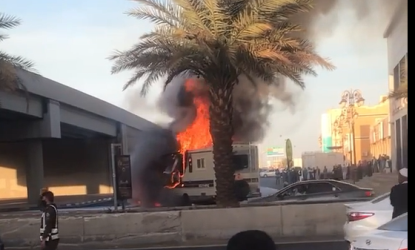 حريق بكرفان أثناء عبورها أحد شوارع تبوك.. ومصدر يكشف السبب (فيديو)