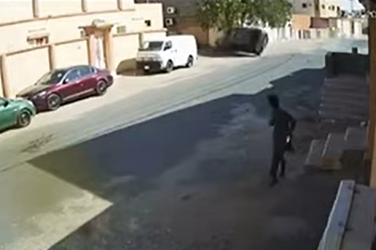 فيديو.. سائق متهور يتعرض لحـادث انقلاب داخل أحد الأحياء السكنية