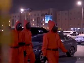 شاهد.. شخصيات لعبة Squid Game يتجولون في أنحاء مدينة الرياض