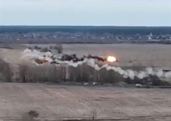 شاهد.. لحظة إسقاط طائرتين روسيتين من قِبل قوات الدفاع الجوي الأوكراني