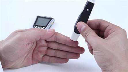 “الغذاء والدواء” تستعرض الطريقة الصحيحة لاستخدام جهاز قياس السكر