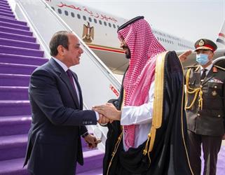 الرئيس المصري يصل الرياض.. وولي العهد في مقدمة مستقبليه