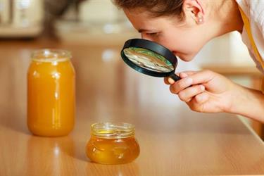 طريقة سهلة لكشف العسل الطبيعي والمغشوش (فيديو)