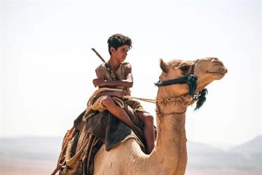 طفل سعودي يشارك في بطولة فيلم عالمي تصور أحداثه في تبوك والعلا (فيديو)