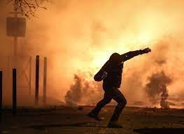 أعمال عنف في جزيرة فرنسية بعد الاعتداء على ناشط مؤيد للاستقلال.. والحكومة تدعو إلى “عودة الهدوء”
