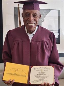 مسن تجاوز الـ 100 عام يحصل على شهادة الثانوية العامة بأمريكا