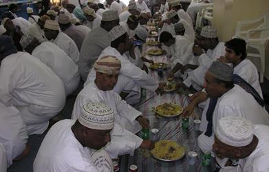 سلطنة عمان: حظر موائد الإفطار ومنع حضور غير الملقحين والأطفال للمساجد خلال رمضان