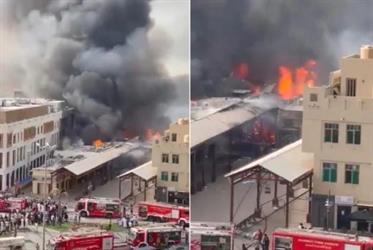 شاهد.. اندلاع حريق كبير في عدد من المحلات التجارية في سوق المباركية بالكويت