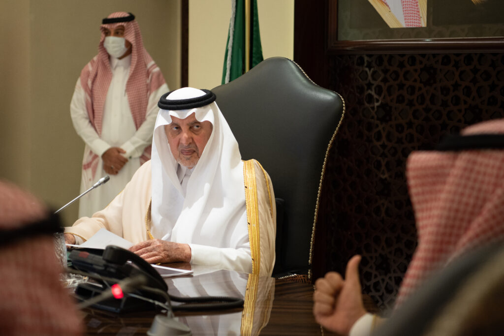 أمير مكة المكرمة يرأس اجتماعاً بحضور وزير الاتصالات لمناقشة خطط وآليات تحويل المنطقة إلى ذكية