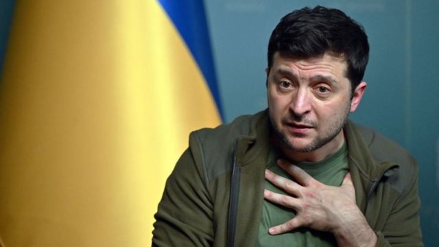 الرئيس الأوكراني يتهم موسكو بـ”هجوم” على ممر إنساني في ماريوبو