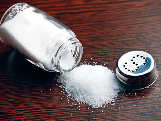 الصحة توجه عدة نصائح مهمة لتقليل استهلاك الملح في الطعام