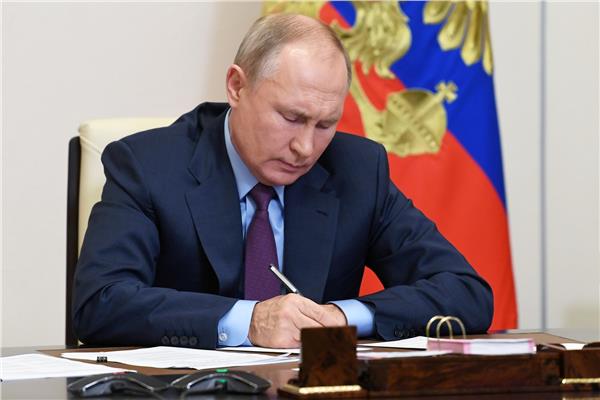 بوتين يوقع قانونا يسمح بسجن من ينشر أخبارا كاذبة عن الجيش الروسي