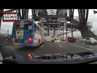 حـادث تصادم يؤدي إلى انقلاب مركبة في جسر ميناء سيدني