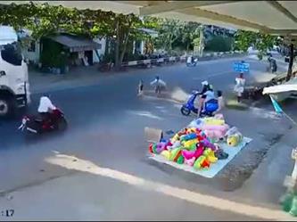 رجل ينقذ طفلاً من الدهس تحت عجلات شاحنة في آخر لحظة