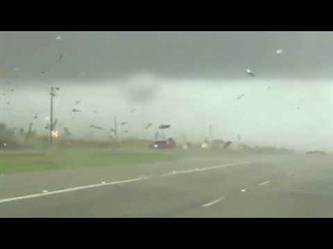 سيارة تنقلب عدة مرات بسبب العاصفة ثم تكمل طريقها كالمعتاد في أمريكا