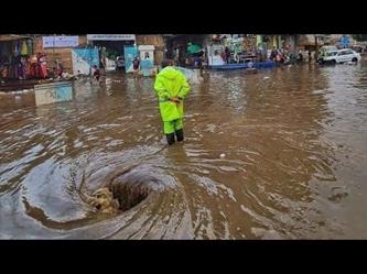 سيول ناتجة عن أمطار غزيرة تجرف مركبات في صنعاء
