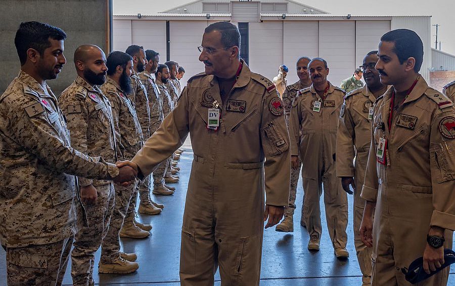 قائد القوات الجوية يزور مجموعة القوات الجوية المشاركة في “تمرين العلم الأحمر- 2022”