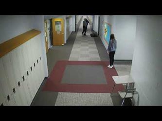 معلم يوجه صفعة مؤلمة لطالب داخل مدرسة ثانوية بأمريكا