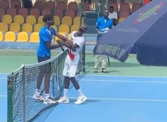 على غرار صفعة “الأوسكار”.. لاعب تنس يصفع خصمه عقب نهاية مباراة في غانا (فيديو)