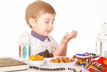 كيف تغذي طفلك بشكل سليم في رمضان؟.. “الصحة” تجيب