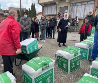 مركز الملك سلمان للإغاثة يوزع 200 سلة غذائية رمضانية في مدينة بيا بجمهورية كوسوفو