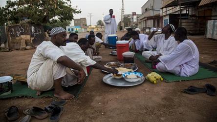 رمضان في السودان.. عادات أصيلة وتكافل اجتماعي