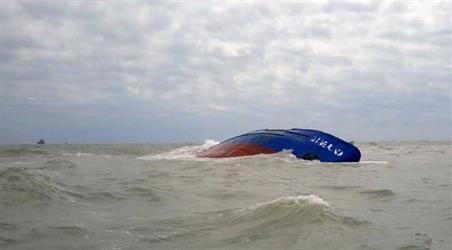 وسط مخاوف من كارثة بيئية.. غواصون يتفقدون هيكل السفينة الغارقة قبالة تونس