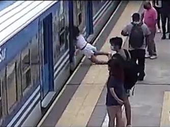 شاهد.. لحظة سقوط امرأة تحت قطار متحرك بالأرجنتين.. ونجاتها بمعجزة