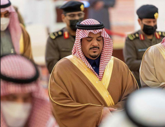نائب أمير الرياض يؤدي صلاة الميت على الأميرة لولوة بنت فهد بن عبدالعزيز