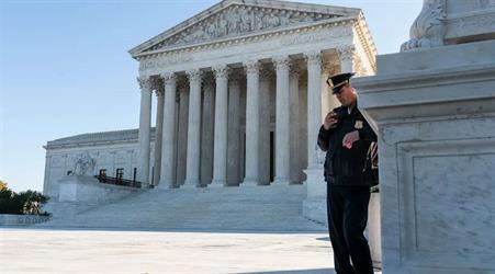 أمريكي يضرم في نفسه النار بساحة المحكمة العليا بواشنطن