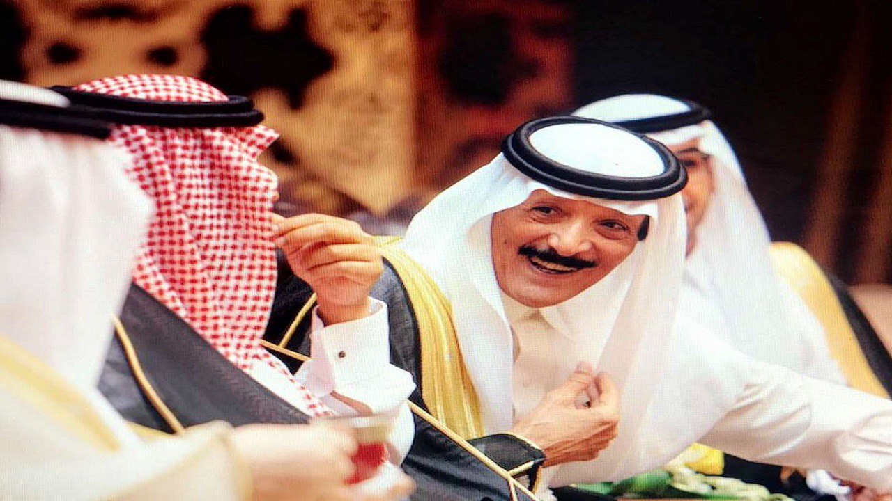 فيديو .. شاهد ردة فعل الأمير نايف بعدما شق مواطن ثوبه أمامه