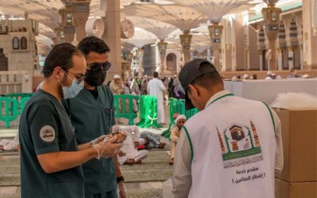 ادارة المختبر والوقاية البيئية برئاسة المسجد النبوي تتابع أعمالها في مراقبة تجهيز وجبات الإفطار