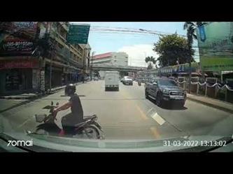 اصطدام عنيف بين دراجتين ناريتين في طريق سريع بتايلاند