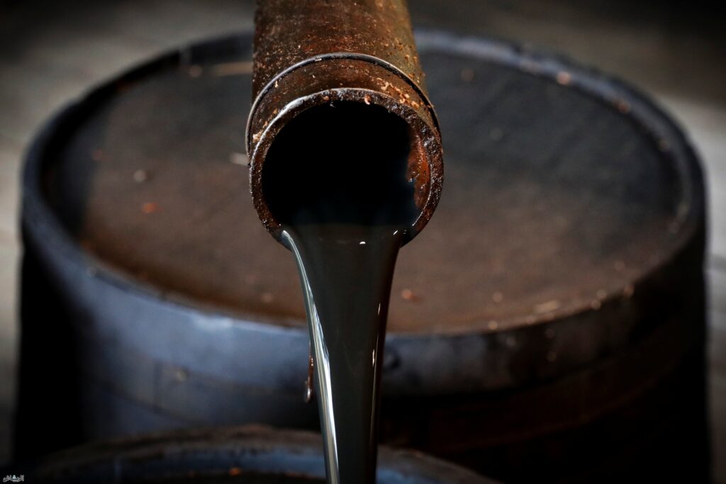 النفط يتراجع.. و “برنت” عند 100.73 دولاراً للبرميل