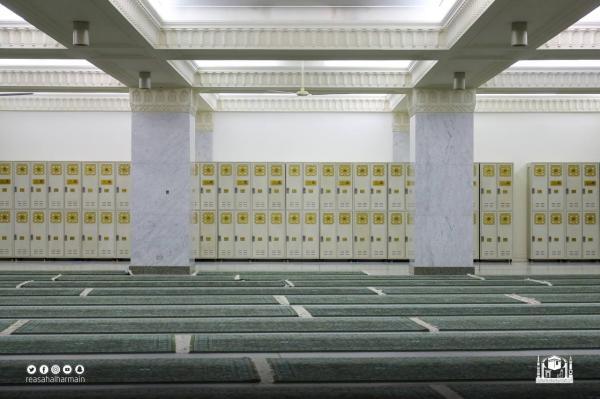توزيع التصاريح الخاصة بدخول مواقع الاعتكاف بالمسجد الحرام