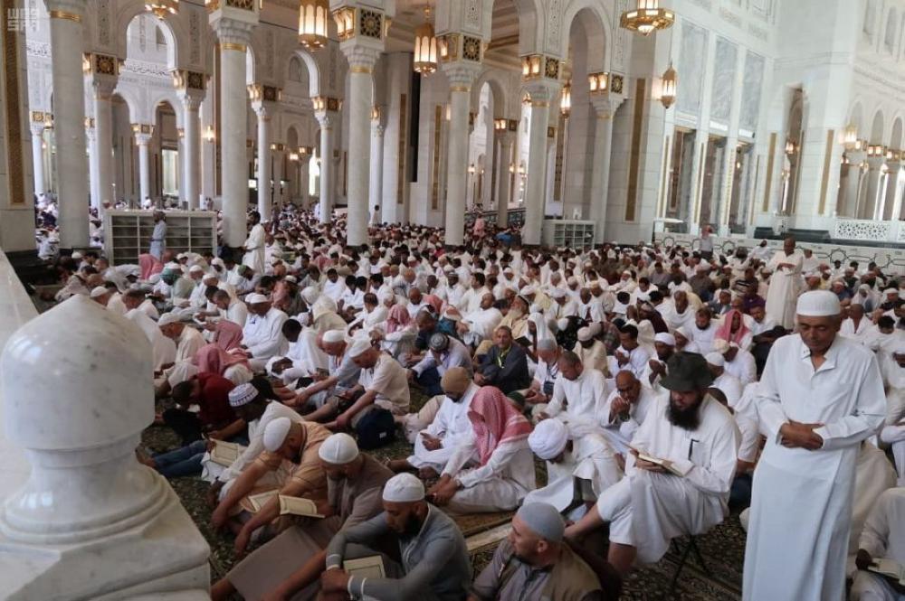 جموع المصلين يؤدون أول صلاة جمعة في شهر رمضان المبارك بالمسجد النبوي