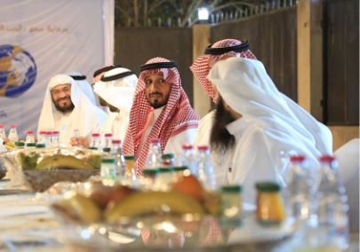 رئيس الجامعة الإسلامية بالمدينة المنورة يشارك الطلاب في فعالية الإفطار الرمضاني “إفطار حول العالم”