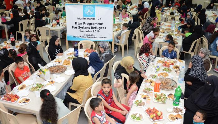 رمضان في بريطانيا : مائدة الإفطار تجمع الأهالي والأصدقاء في أجواء من الروحانية والبهجة