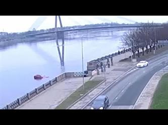 سيارة بدون سائق تعبر 4 حارات حتى سقطت في النهر